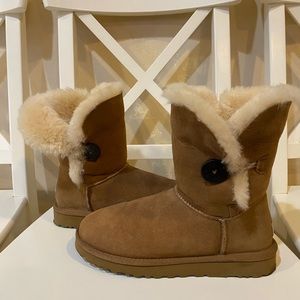 Ugg women’s Bailey suede and sheepskin boot. Size 7. Worn once .Tan colour